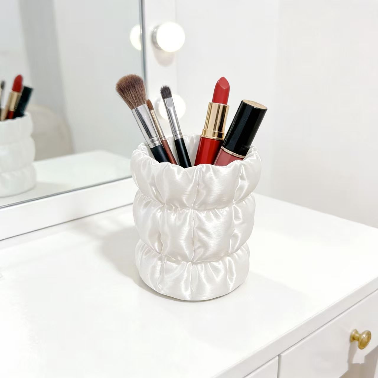 ที่ใส่แปรงแต่งหน้าแบบผ้าซาตินล - Luxury Skincare And Makeup Brands บทวิจารณ์และราคา